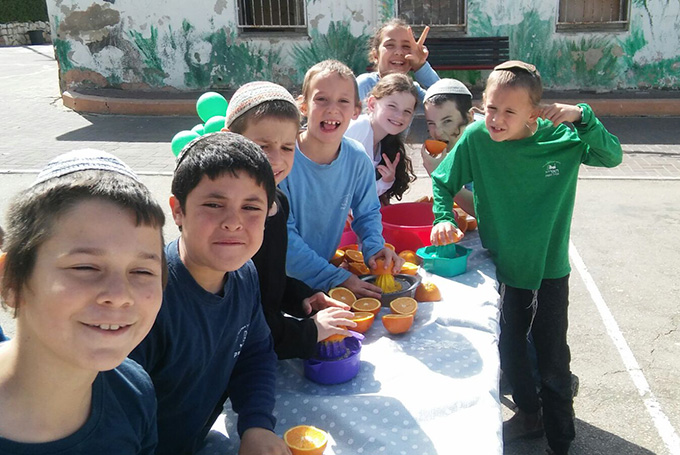 מגדל העמק: שיעורים בחקלאות, שירה ונגרות